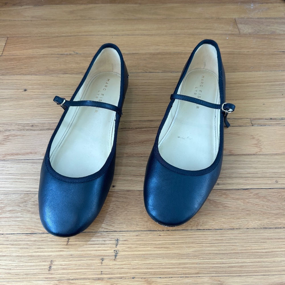 Marc Fisher black flats great condition